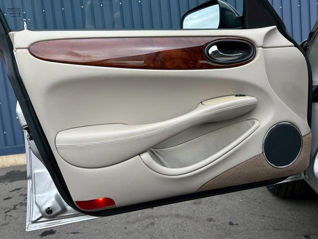 XJ XJ8 3.2-V8 走行77000キロ ディーラー車 パワーシート ETC 本革シート シートヒーター フロントフォグランプ ドライブレコーダー アルミホイール バックカメラ(32枚目)