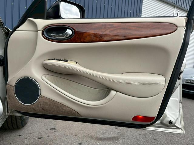 XJ XJ8 3.2-V8 走行77000キロ ディーラー車 パワーシート ETC 本革シート シートヒーター フロントフォグランプ ドライブレコーダー アルミホイール バックカメラ(33枚目)