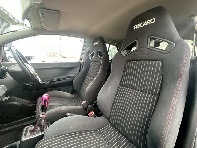 定休日は毎週月曜日です（祝・祭日を除く）。営業時間は１０：００〜１８：００です。