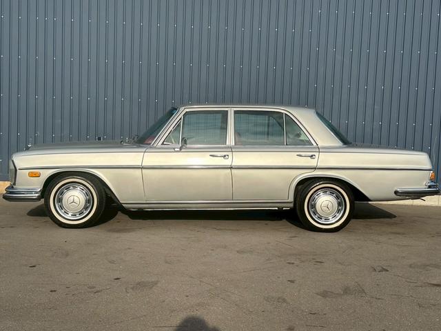 Sクラス 280SE W108 ウエスタン自動車物 左ハンドル 赤革シート 縦目4灯 ディーラー車(7枚目)