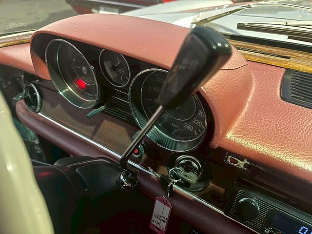 Sクラス 280SE W108 ウエスタン自動車物 左ハンドル 赤革シート 縦目4灯 ディーラー車(29枚目)