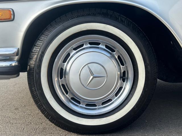 Sクラス 280SE W108 ウエスタン自動車物 左ハンドル 赤革シート 縦目4灯 ディーラー車(43枚目)