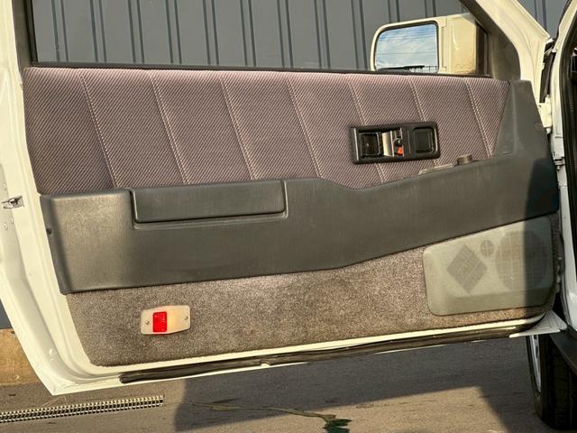 ピアッツァ・ネロ 　２．０　ターボ　フロアＡＴ　１４インチアルミホイール　４ＺＣ１エンジン　ＣＤ再生（33枚目）