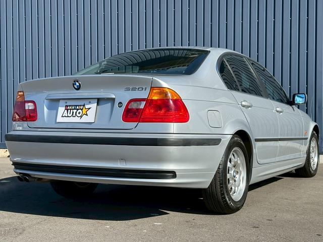 ３シリーズ ３２０ｉ　Ｅ４６前期型　Ｍ５２エンジン　走行８６０００キロ　左ハンドル　ディーラー車　ＭＴモード　フロントフォグランプ　キーレスエントリー（12枚目）