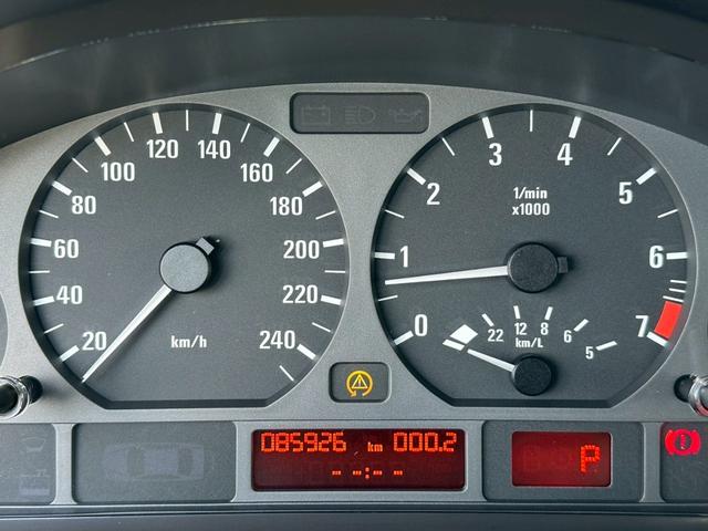 ３シリーズ ３２０ｉ　Ｅ４６前期型　Ｍ５２エンジン　走行８６０００キロ　左ハンドル　ディーラー車　ＭＴモード　フロントフォグランプ　キーレスエントリー（24枚目）