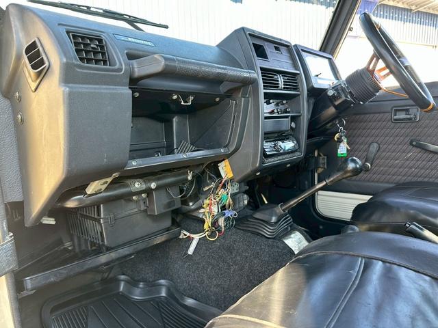 ジムニー ランドベンチャー　４ＷＤ　純正５速　ターボ　ＪＡ１１Ｖ改　車検令和８年１０月　１５インチアルミホイール　ＣＤ再生　ＥＴＣ　リフトアップ　５ＭＴ　マニュアル車（30枚目）