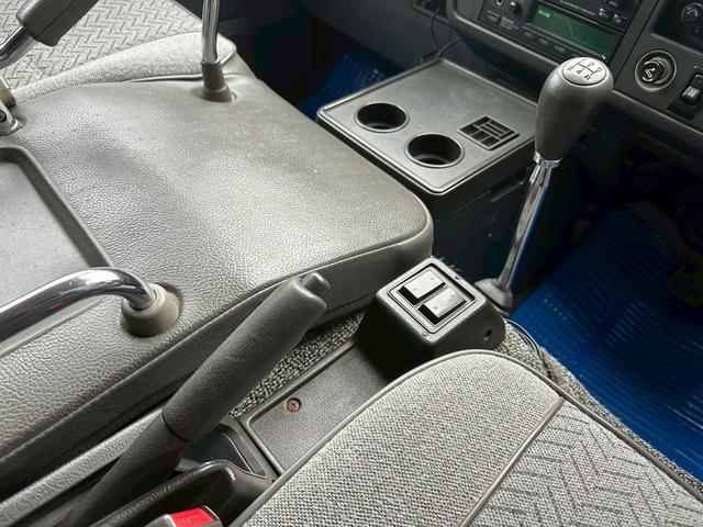 ボンゴワゴン ＧＳＸ　ディーゼルターボ　純正５速　回転シート　タイミングベルト交換ステッカー有り　修復歴無し　ＳＳＦ８Ｗ　１４インチアルミホイール　ＥＴＣ　５ＭＴ　マニュアル車　フロントフォグランプ（34枚目）