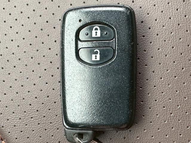 プリウス Ｓ　ハイブリッド　ＺＶＷ３０　タイミングチェーン　プッシュスタート　トミーカイラ１８インチアルミホイール　ナビ・ＴＶ　フロントフォグランプ（61枚目）