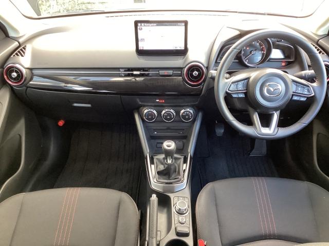 MAZDA2 1.5 15スポルト 360度ビュー 6MT 車線逸脱警報システム AUX ドラレコ ETC車載器 フルセグ レーダークルーズコントロール USB ワンオーナ DVD アイドリングストップ オートハイビーム スマートキー(3枚目)