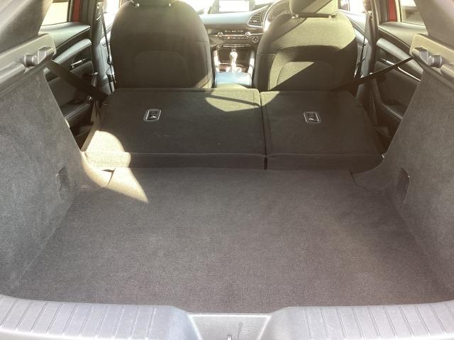 ＭＡＺＤＡ３ファストバック ２．０　２０Ｓ　プロアクティブ　ツーリング　セレクション　８．８インチセンターディスプレイ　３６０度ビューモニター　ＡＴ誤発進抑制制御　車線逸脱警報　ブラインドスポットモニタリング　カープレイ対応　３６０度ビュー　クルコン　Ｐシート　フルセグＴＶ　キーレス（12枚目）