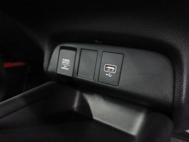 フィット ｅ：ＨＥＶホーム　当社元禁煙試乗車　ホンダセンシング　９インチコネクトナビ　リアカメラ　フルセグ　ミュージックラック　Ｂｌｕｅｔｏｏｔｈオーディオ　ＵＳＢ　ＣＤ／ＤＶＤ　前後Ｐセンサー　ＬＥＤ　ＥＴＣ　スマートキー（8枚目）