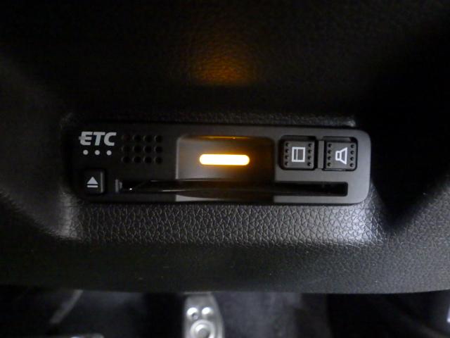 シャトル ハイブリッドXホンダセンシング 禁煙ワンオーナー 純正用品ナビ リアカメラ フルセグ ミュージックラック Bluetoothオーディオ DVD プラズマエアコン シートヒーター パドルシフト LED フォグ ETC 革巻きハンドル(12枚目)