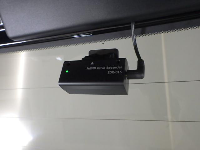 ステップワゴンスパーダ Ｓ　禁煙車　社外ナビ　リアカメラ　社外天吊モニター　フルセグ　ＳＤ　ＤＶＤ　両パワスラ　パドル　革ハンドル　ＥＣＯＮ　ＨＩＤ　フォグ　ＥＴＣ　社外前後ドラレコ　純正１６インチアルミ　スマートキー　１オナ（4枚目）