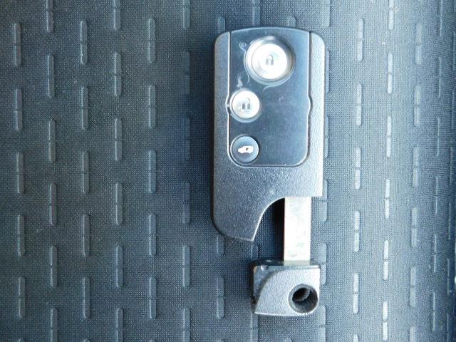 フリードスパイク Ｇエアロ　社外メモリーナビ　フルセグＴＶ　録音機能付きＣＤ　ＤＶＤ　リアカメラ　ＨＩＤ　ＥＴＣ　両側スライドドア（左側パワースライドドア）　スマートキー　インテリキー　フルセグ地デジ　キーレス　ナビＴＶ　ＡＡＣ（24枚目）