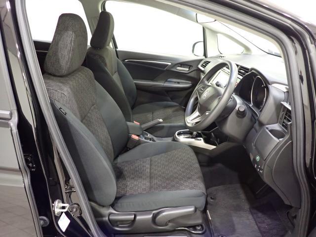 フィット １３Ｇ・Ｆパッケージファインエディション　インテリキー　１オ－ナ－　イモビライザー　ＡＵＴＯエアコン　Ｒカメラ　ＤＶＤ再生機能　パワーウインドウ　パワーステアリング　ダブルエアバック　フルセグ地デジ（6枚目）