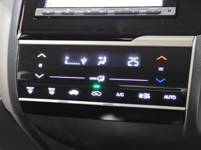 フィット １３Ｇ・Ｆパッケージファインエディション　インテリキー　１オ－ナ－　イモビライザー　ＡＵＴＯエアコン　Ｒカメラ　ＤＶＤ再生機能　パワーウインドウ　パワーステアリング　ダブルエアバック　フルセグ地デジ（9枚目）