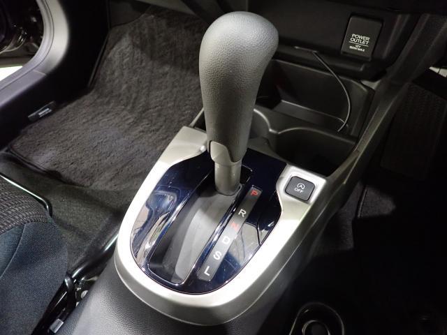 フィット １３Ｇ・Ｆパッケージファインエディション　インテリキー　１オ－ナ－　イモビライザー　ＡＵＴＯエアコン　Ｒカメラ　ＤＶＤ再生機能　パワーウインドウ　パワーステアリング　ダブルエアバック　フルセグ地デジ（31枚目）