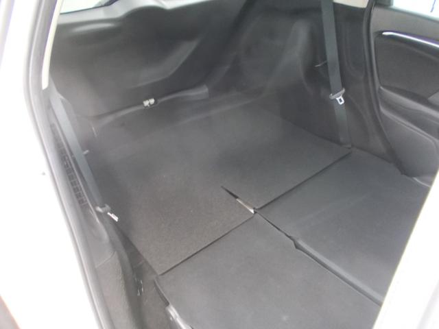 フィットハイブリッド Fパッケージ 禁煙車 あんしんP 純ナビ リアカメラ SD CD/DVD LED ETC ECON VSA 左側面修理しており修復歴車 雹害車 盗難警報装置 ワンオ-ナ-車 記録簿有り AUTOエアコン リヤカメラ(16枚目)