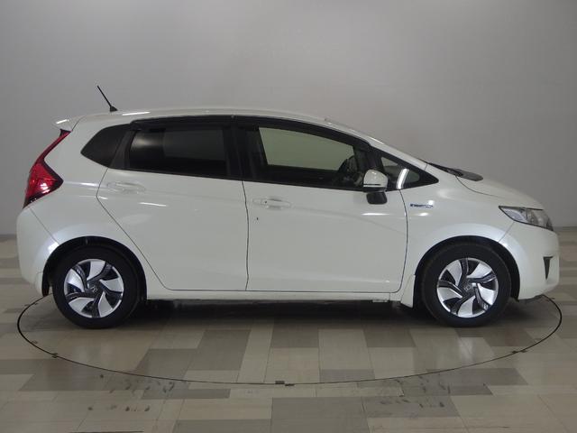 フィットハイブリッド Fパッケージ 禁煙車 あんしんP 純ナビ リアカメラ SD CD/DVD LED ETC ECON VSA 左側面修理しており修復歴車 雹害車 盗難警報装置 ワンオ-ナ-車 記録簿有り AUTOエアコン リヤカメラ(18枚目)