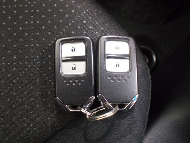 フィットハイブリッド Fパッケージ 禁煙車 あんしんP 純ナビ リアカメラ SD CD/DVD LED ETC ECON VSA 左側面修理しており修復歴車 雹害車 盗難警報装置 ワンオ-ナ-車 記録簿有り AUTOエアコン リヤカメラ(24枚目)