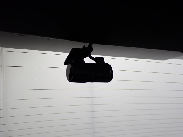 ヴェゼル ｅ：ＨＥＶＸ　ＡＡＣ　１オーナ　イモビライザー　スマ－トキ－　誤発進抑制　ＰＷ　リアカメラ　クルコン　ＥＳＣ　ＥＴＣ装備　キーフリー　ＬＥＤヘッドランプ　ナビＴＶ　サイドカーテンエアバック　ＡＢＳ　アイドリング（3枚目）