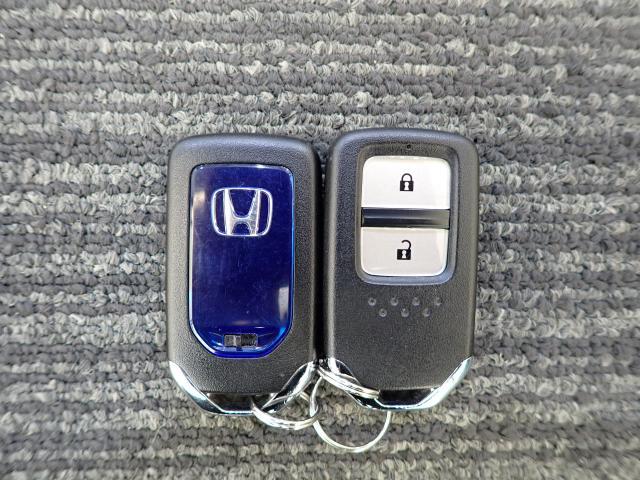 フィットハイブリッド Lホンダセンシング Rカメ 禁煙 LED サイドSRS 横滑り防止 フルセグテレビ 記録簿 ナビTV パワーステアリング 盗難防止装置 オートクルーズ ETC車載器 DVD再生 ABS スマートキー 軽減ブレーキ USB(15枚目)