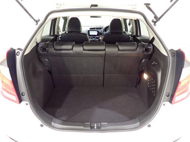 フィットハイブリッド Lホンダセンシング Rカメ 禁煙 LED サイドSRS 横滑り防止 フルセグテレビ 記録簿 ナビTV パワーステアリング 盗難防止装置 オートクルーズ ETC車載器 DVD再生 ABS スマートキー 軽減ブレーキ USB(16枚目)