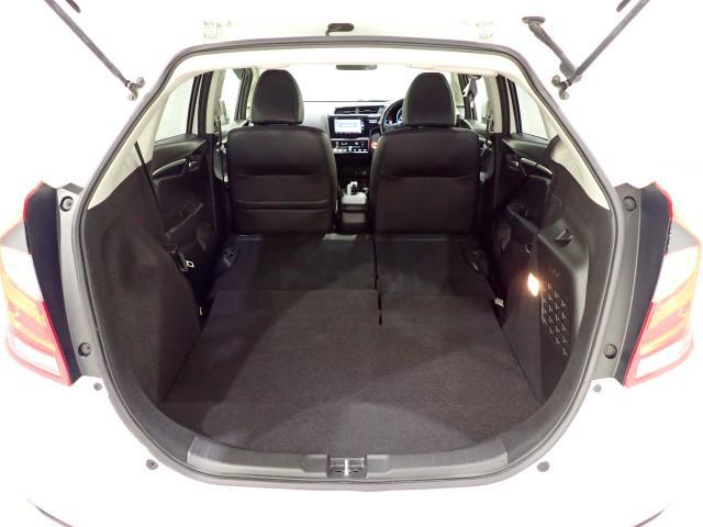 フィットハイブリッド Lホンダセンシング Rカメ 禁煙 LED サイドSRS 横滑り防止 フルセグテレビ 記録簿 ナビTV パワーステアリング 盗難防止装置 オートクルーズ ETC車載器 DVD再生 ABS スマートキー 軽減ブレーキ USB(17枚目)