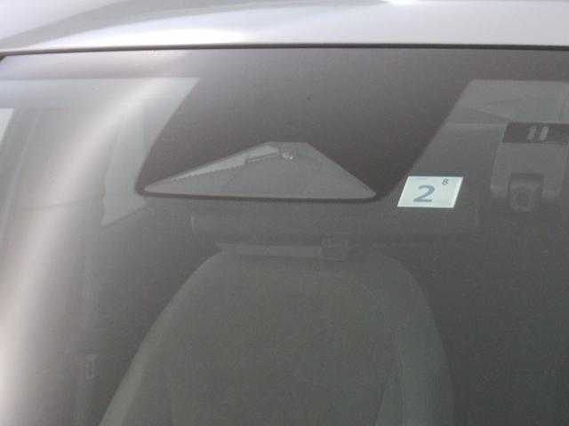 フィット ｅ：ＨＥＶホーム　禁煙　ワンオーナー　コネクトナビ　フルセグ　リアカメラ　Ｂｌｕｅｔｏｏｔｈ　ＵＳＢ　ＥＴＣ２．０　ＨｏｎｄａＳＥＮＳＩＮＧ　サイドエアバック　シートヒーター　スマートキー　前後誤発進抑制機能　クリソナ（2枚目）