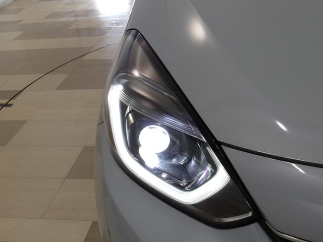 フィット ｅ：ＨＥＶホーム　禁煙　ワンオーナー　コネクトナビ　フルセグ　リアカメラ　Ｂｌｕｅｔｏｏｔｈ　ＵＳＢ　ＥＴＣ２．０　ＨｏｎｄａＳＥＮＳＩＮＧ　サイドエアバック　シートヒーター　スマートキー　前後誤発進抑制機能　クリソナ（4枚目）