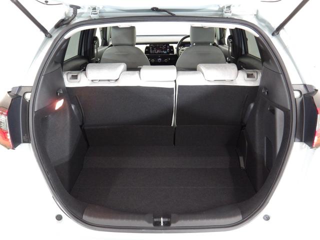 フィット ｅ：ＨＥＶホーム　禁煙　ワンオーナー　コネクトナビ　フルセグ　リアカメラ　Ｂｌｕｅｔｏｏｔｈ　ＵＳＢ　ＥＴＣ２．０　ＨｏｎｄａＳＥＮＳＩＮＧ　サイドエアバック　シートヒーター　スマートキー　前後誤発進抑制機能　クリソナ（9枚目）