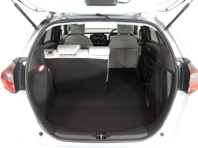 フィット ｅ：ＨＥＶホーム　禁煙　ワンオーナー　コネクトナビ　フルセグ　リアカメラ　Ｂｌｕｅｔｏｏｔｈ　ＵＳＢ　ＥＴＣ２．０　ＨｏｎｄａＳＥＮＳＩＮＧ　サイドエアバック　シートヒーター　スマートキー　前後誤発進抑制機能　クリソナ（10枚目）