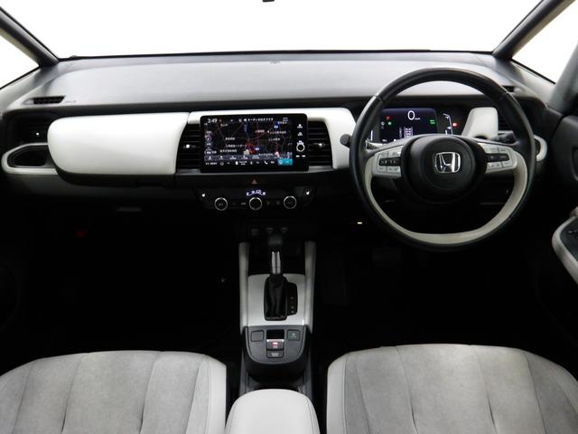 フィット ｅ：ＨＥＶホーム　禁煙　ワンオーナー　コネクトナビ　フルセグ　リアカメラ　Ｂｌｕｅｔｏｏｔｈ　ＵＳＢ　ＥＴＣ２．０　ＨｏｎｄａＳＥＮＳＩＮＧ　サイドエアバック　シートヒーター　スマートキー　前後誤発進抑制機能　クリソナ（14枚目）