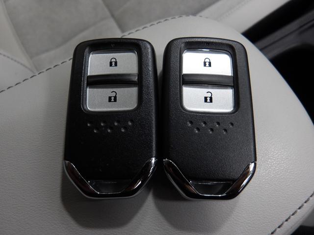 フィット ｅ：ＨＥＶホーム　禁煙　ワンオーナー　コネクトナビ　フルセグ　リアカメラ　Ｂｌｕｅｔｏｏｔｈ　ＵＳＢ　ＥＴＣ２．０　ＨｏｎｄａＳＥＮＳＩＮＧ　サイドエアバック　シートヒーター　スマートキー　前後誤発進抑制機能　クリソナ（15枚目）