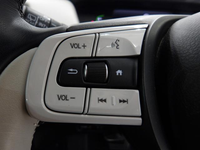 フィット ｅ：ＨＥＶホーム　禁煙　ワンオーナー　コネクトナビ　フルセグ　リアカメラ　Ｂｌｕｅｔｏｏｔｈ　ＵＳＢ　ＥＴＣ２．０　ＨｏｎｄａＳＥＮＳＩＮＧ　サイドエアバック　シートヒーター　スマートキー　前後誤発進抑制機能　クリソナ（18枚目）