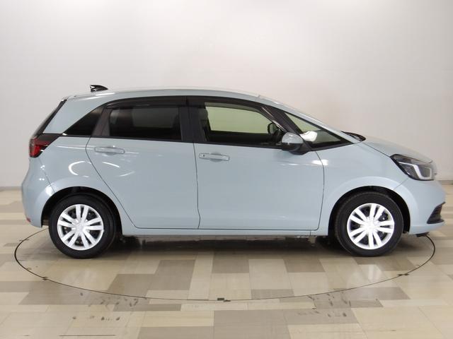 フィット ｅ：ＨＥＶホーム　禁煙　ワンオーナー　コネクトナビ　フルセグ　リアカメラ　Ｂｌｕｅｔｏｏｔｈ　ＵＳＢ　ＥＴＣ２．０　ＨｏｎｄａＳＥＮＳＩＮＧ　サイドエアバック　シートヒーター　スマートキー　前後誤発進抑制機能　クリソナ（33枚目）