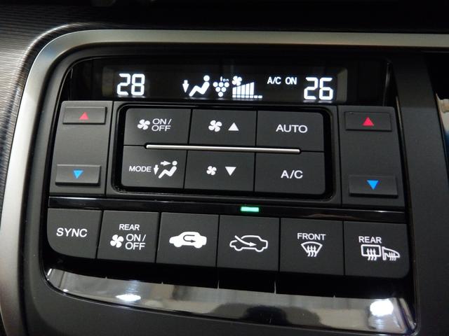 オートエアコンは左右席で独立温度コントロールが可能です。運転席はキンキンに冷やして助手席はマイルドにと言った設定が可能です☆暑さ寒さでケンカすることもなくなりますね♪