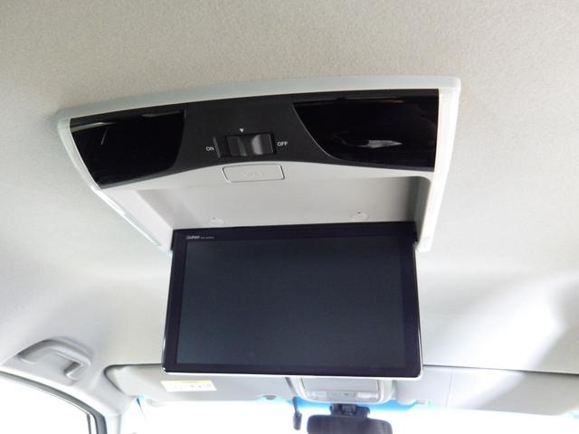 リア席モニター（フリップダウンモニター）装備！ナビゲーションと組み合わせることで、走行中でも後席では地上デジタルＴＶ放送やＤＶＤビデオなどの映像も楽しめます。