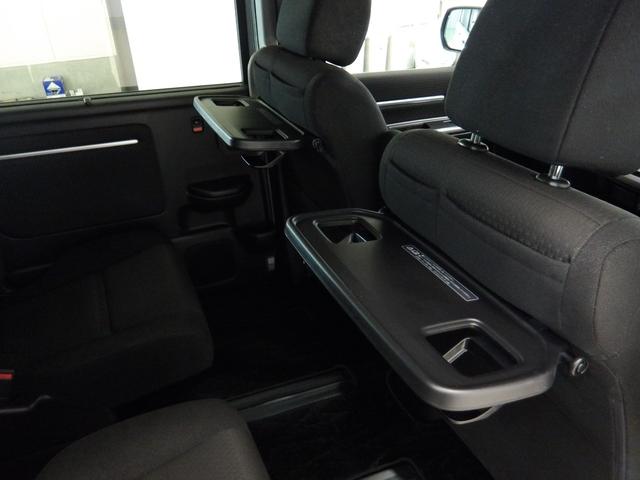 おやつタイムに活躍するシートバックテーブル付きです。