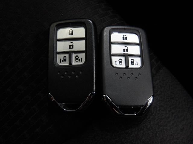 スマートキー付！キーを取り出さなくてもドアロックの施錠・開錠、エンジンの始動が出来ます！雨の日や荷物の多い日にとても便利ですね♪