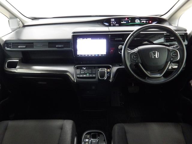 ドライバーを包み込むように、ディスプレーやスイッチ、コンソールを配置。座った瞬間から運転への期待が！空間そのものの心地よさにこだわっています。