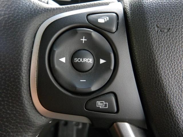 ハンドルにオーディオの操作スイッチが装備されています！視線を前方から外さずハンドルから手を離さずに操作できるのでとっても安全ですね♪
