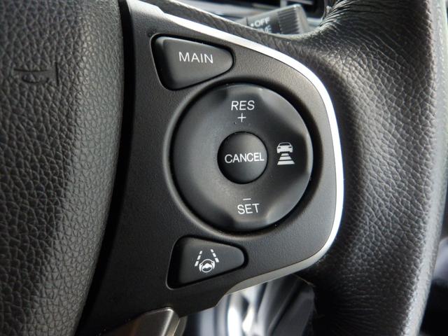 ハンドル右側にはクルーズコントロールのスイッチが装備され運転中の操作も安心して行えます！