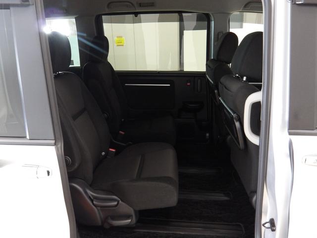 ２列目シートもゆったり快適に座っていただけますので、後部座席にお乗りの大切な方も楽しくドライブに参加していただけます☆もちろんチャイルドシートの取り付けにも対応します！