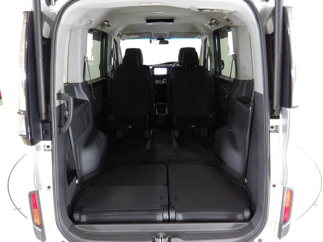 ３列目を収納すればこんなに広々スペースの出来上がり！大きな荷物も積み込み可能です。