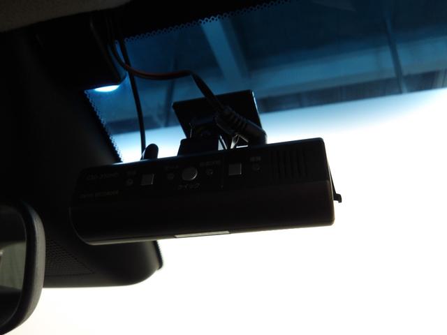 フィット ｅ：ＨＥＶホーム　禁煙車　希少ＡＷＤ　センシング６ＳＲＳ　純８インチコネクトナビ　リアカメラ　フルセグ　Ｂｌｕｅｔｏｏｔｈ　ＵＳＢ　ＳＤ　ＤＶＤ　コンフォートビュー　前後Ｐセンサー　社外ドラレコ　ＬＥＤ　ＥＴＣ　ＶＳＡ（4枚目）