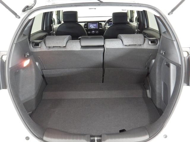 フィット ｅ：ＨＥＶホーム　禁煙車　希少ＡＷＤ　センシング６ＳＲＳ　純８インチコネクトナビ　リアカメラ　フルセグ　Ｂｌｕｅｔｏｏｔｈ　ＵＳＢ　ＳＤ　ＤＶＤ　コンフォートビュー　前後Ｐセンサー　社外ドラレコ　ＬＥＤ　ＥＴＣ　ＶＳＡ（22枚目）