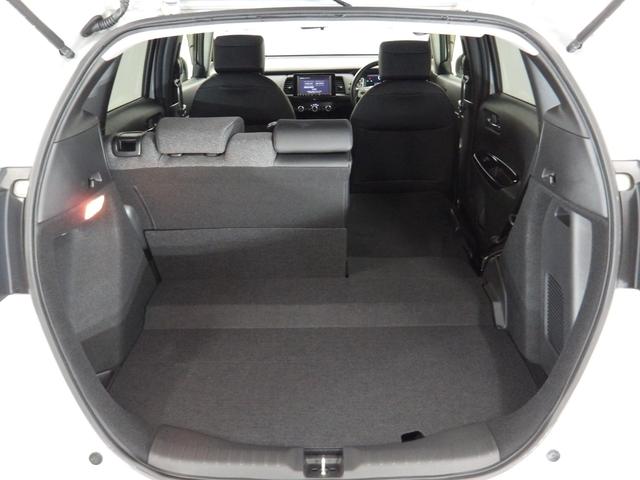 フィット ｅ：ＨＥＶホーム　禁煙車　希少ＡＷＤ　センシング６ＳＲＳ　純８インチコネクトナビ　リアカメラ　フルセグ　Ｂｌｕｅｔｏｏｔｈ　ＵＳＢ　ＳＤ　ＤＶＤ　コンフォートビュー　前後Ｐセンサー　社外ドラレコ　ＬＥＤ　ＥＴＣ　ＶＳＡ（23枚目）