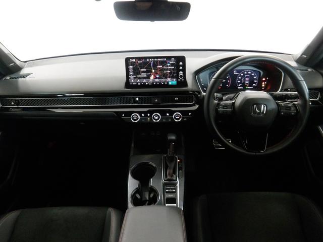 �h���C�o�[���ݍ��ނ悤�ɁA�f�B�X�v���[��X�C�b�`�A�R���\�[����z�u�B�������u�Ԃ���^�]�ւ̊��҂��I��Ԃ��̂��̂̐S�n�悳�ɂ�������Ă��܂��B