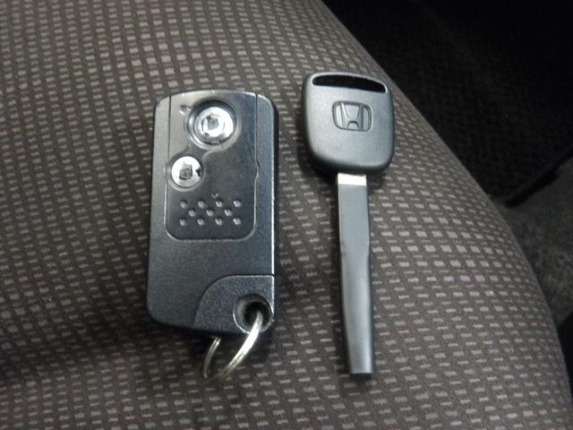 フィット Ｇ・１０ｔｈアニバーサリーＩＩ　禁煙車社外ナビ　フルセグＴＶ　ＣＤ　ＤＶＤ　ブルートゥースオーディオ　ＥＴＣ　スマートキー　ＵＳＢ　リアカメラ　ＴＶナビ　Ｗエアーバック　インテリキー　盗難防止システム　キーレス　パワーウィンドウ（12枚目）